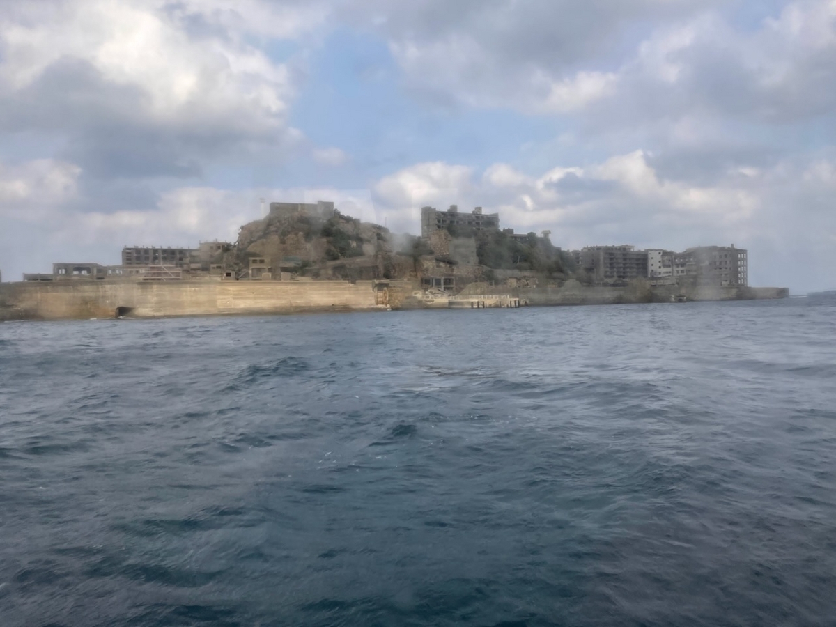 船内から見る軍艦島
