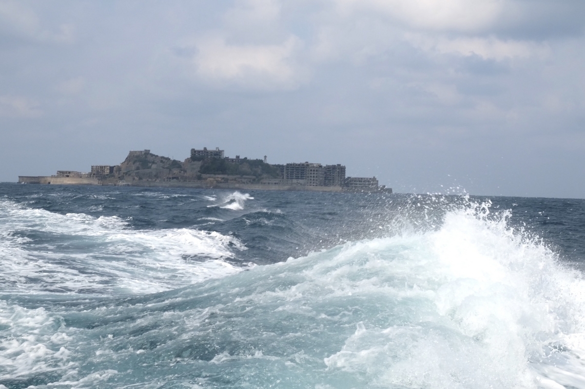 荒れる波と軍艦島