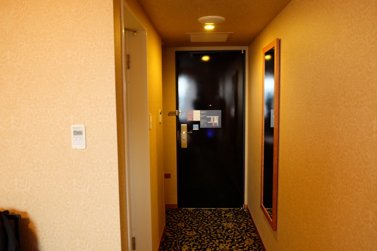 ホテルブラッサム大分　黒く輝く部屋の扉