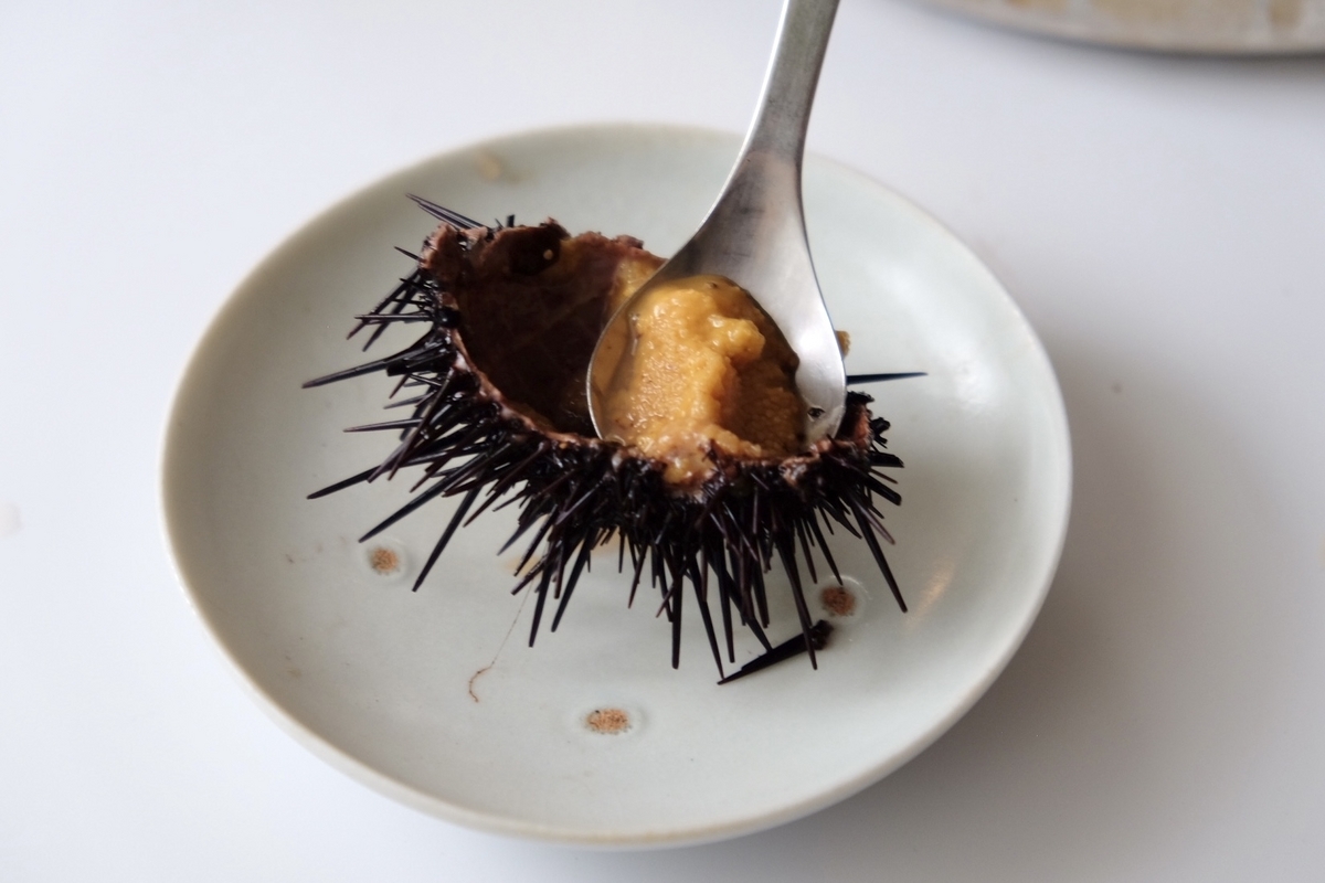 ウニを殻からこそげ取る