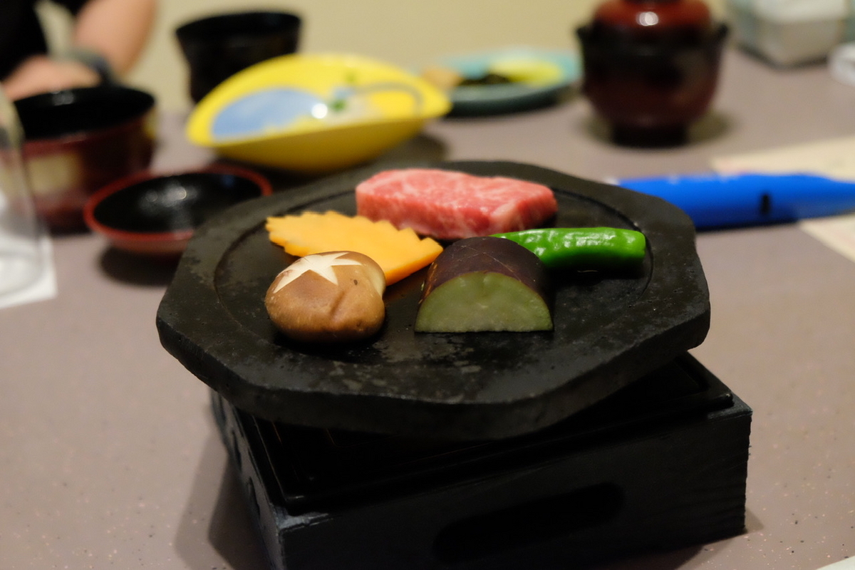 熊本県産味彩牛と地元産野菜の溶岩焼き