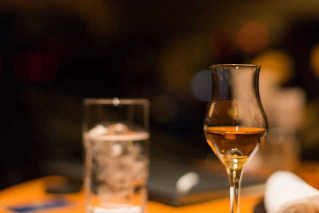 洋酒を飲むときに用いられるチェイサーとの違いは？｜theDANN media