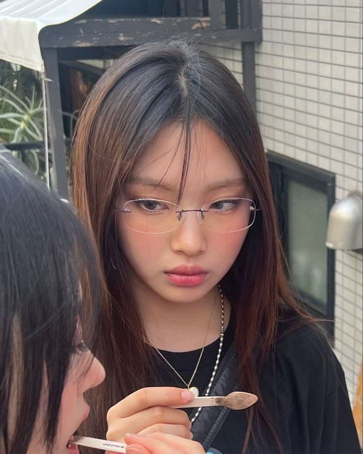 「地味・ダサい」から一転、ラッパーやK-POPアーティストが火付け役