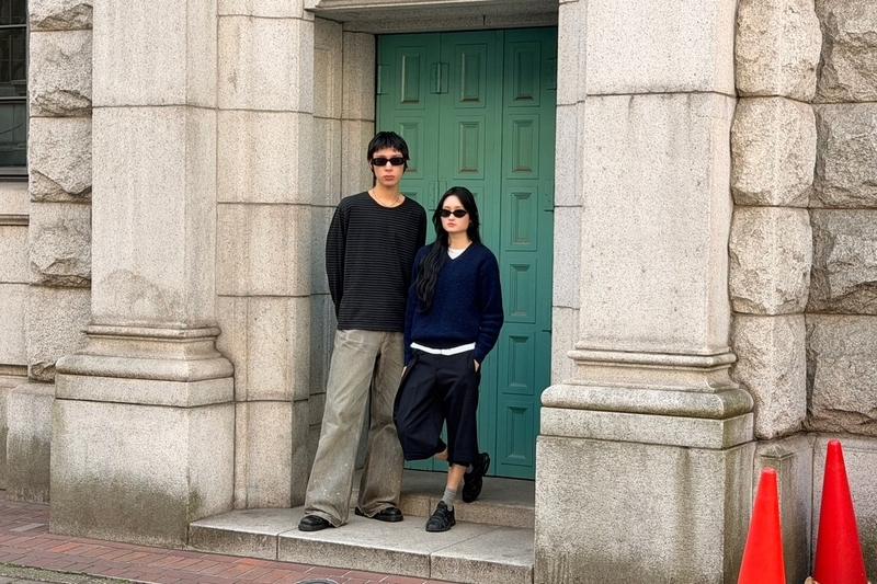 MODERN CLASSICを普段着に合わせたモデル2人の着用イメージ