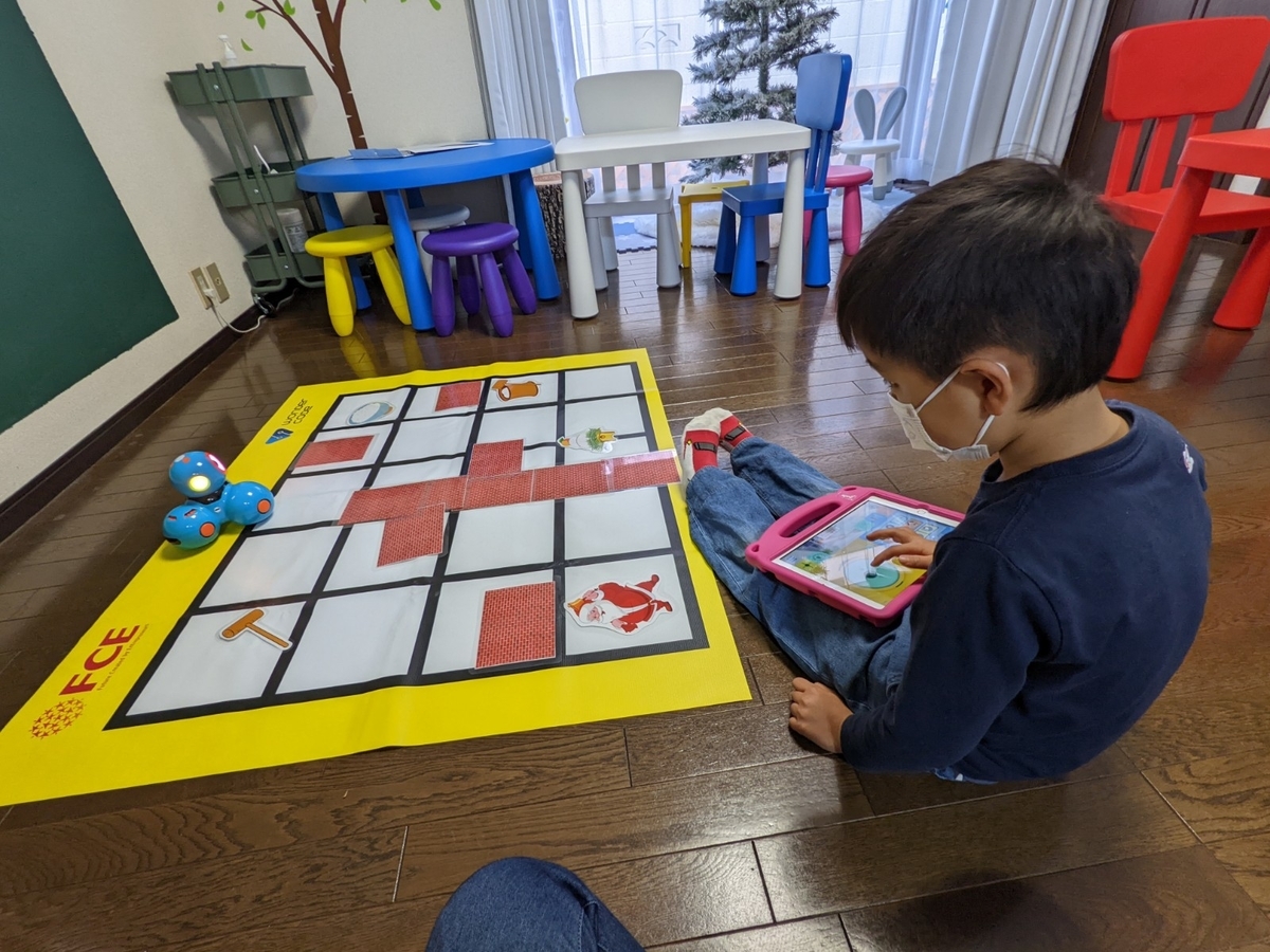 プログラミングレッスンを受ける子ども