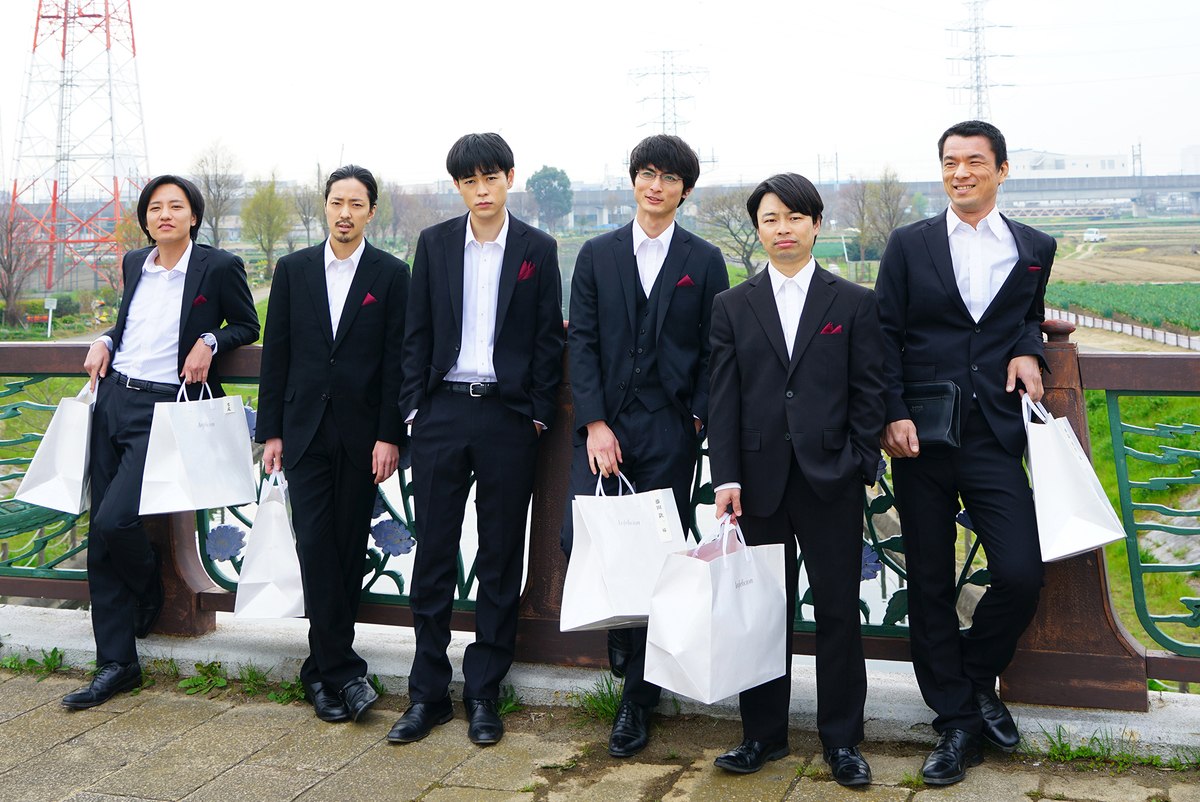 映画「くれなずめ」より 主要キャラクター6人が横並びになったシーン