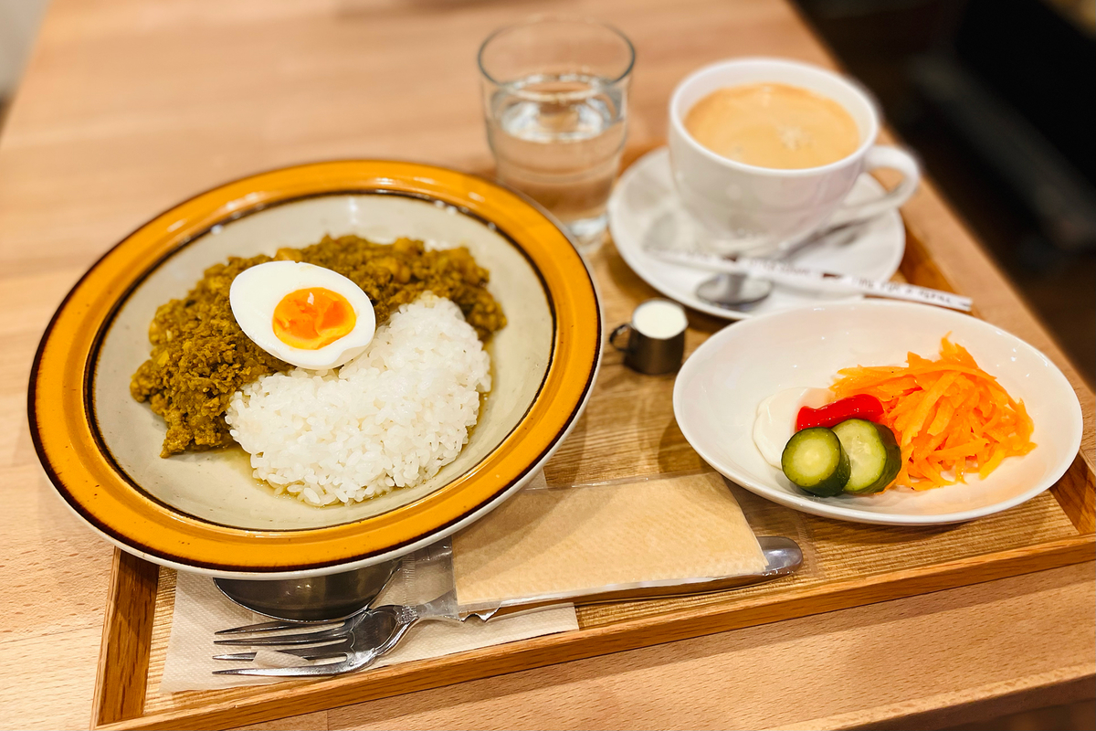半分に切った茹で卵の乗ったキーマカレーとサラダ、コーヒー。