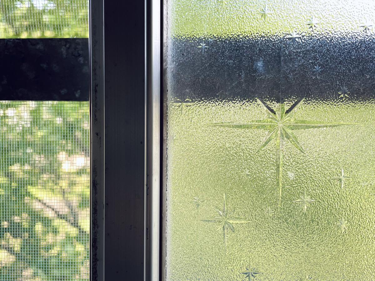 薄緑のすりガラスをクローズアップ