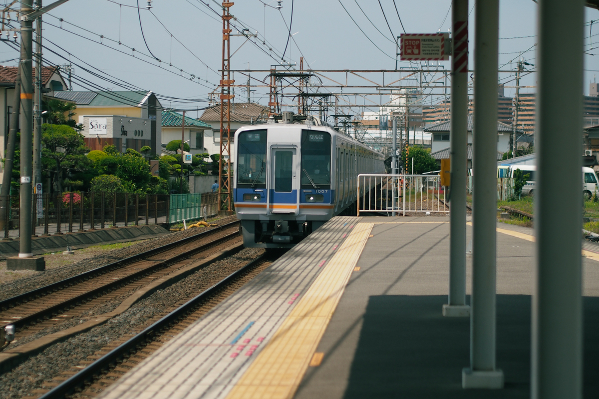 ホームから撮った電車の写真。