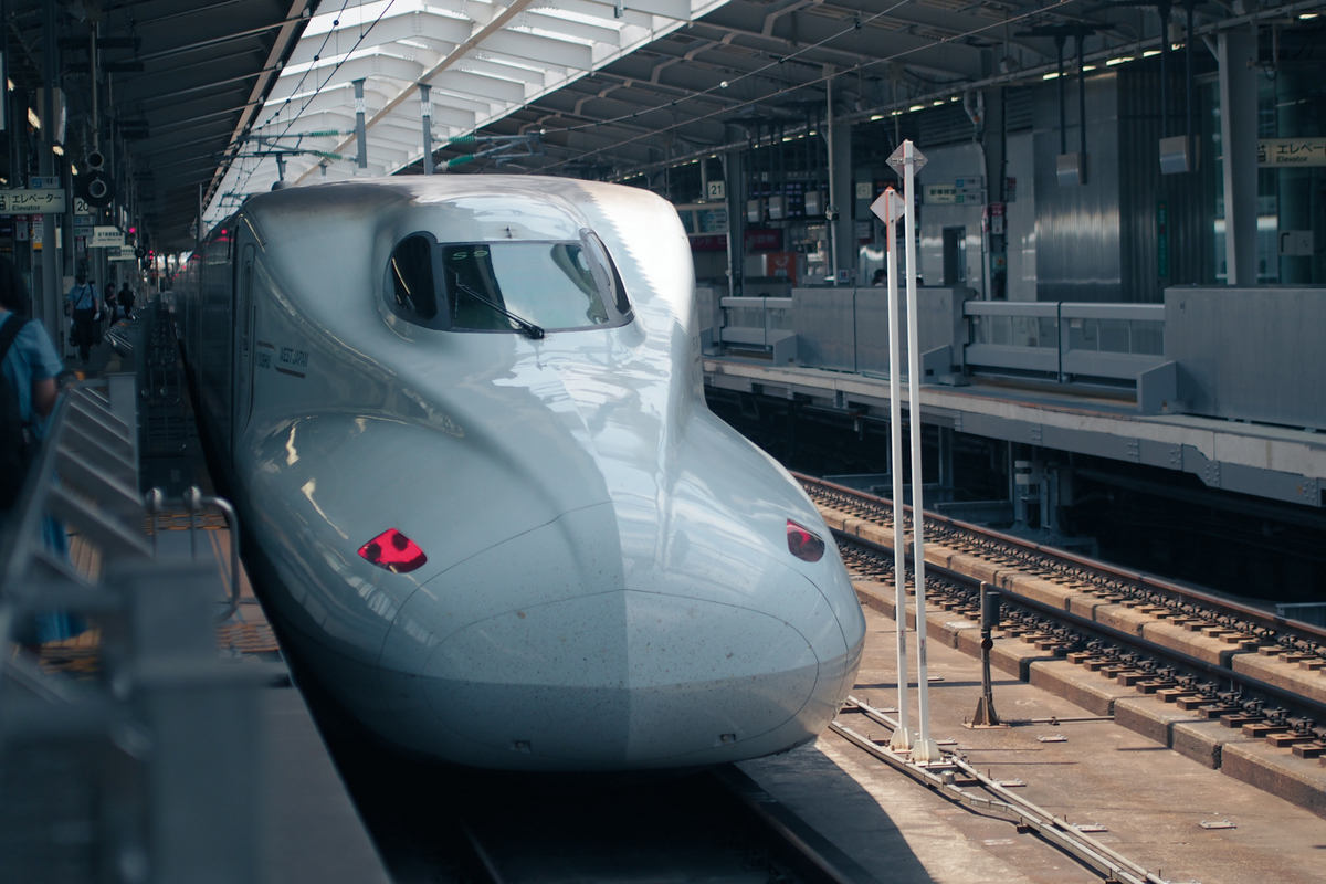 新幹線先頭車両をホームから撮った写真。