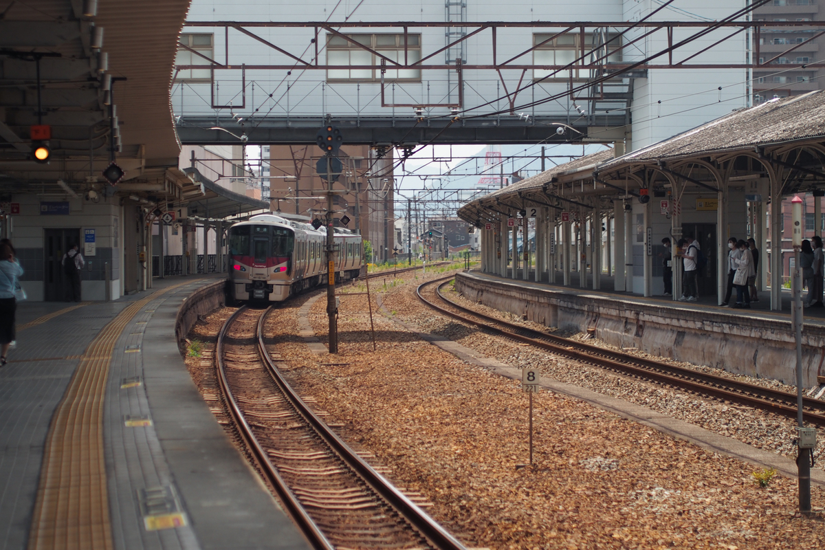 尾道駅。味わいのない新型車両が去っていく。