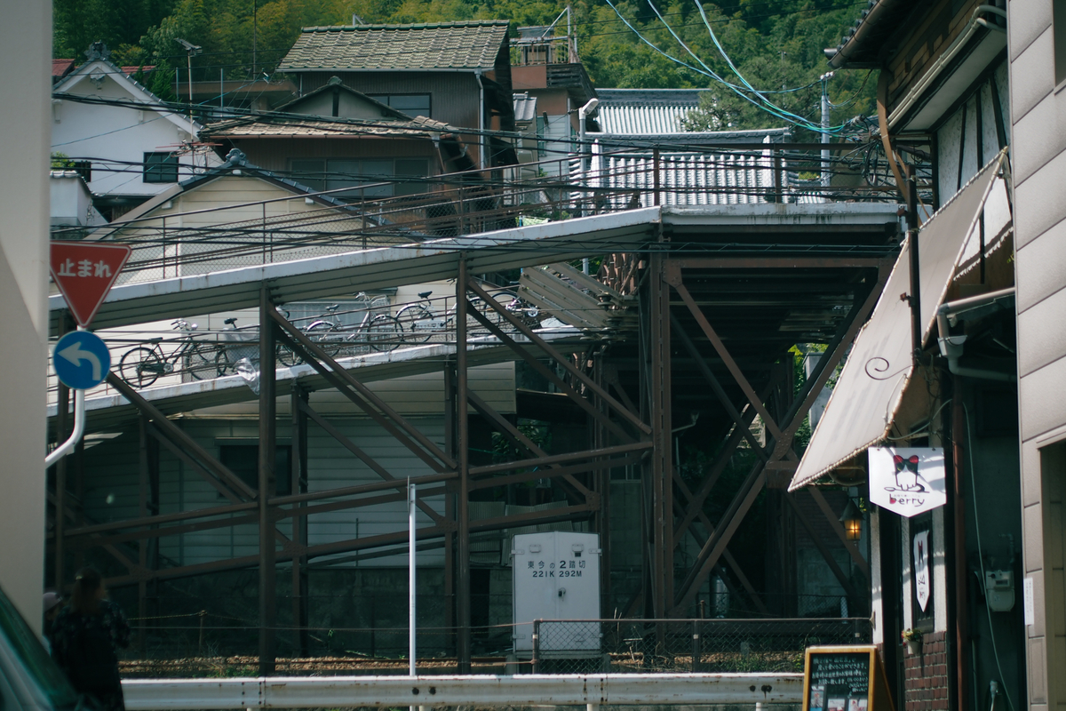 『転校生』『ふたり』などに登場する、長い長いスロープが印象的な歩道橋。