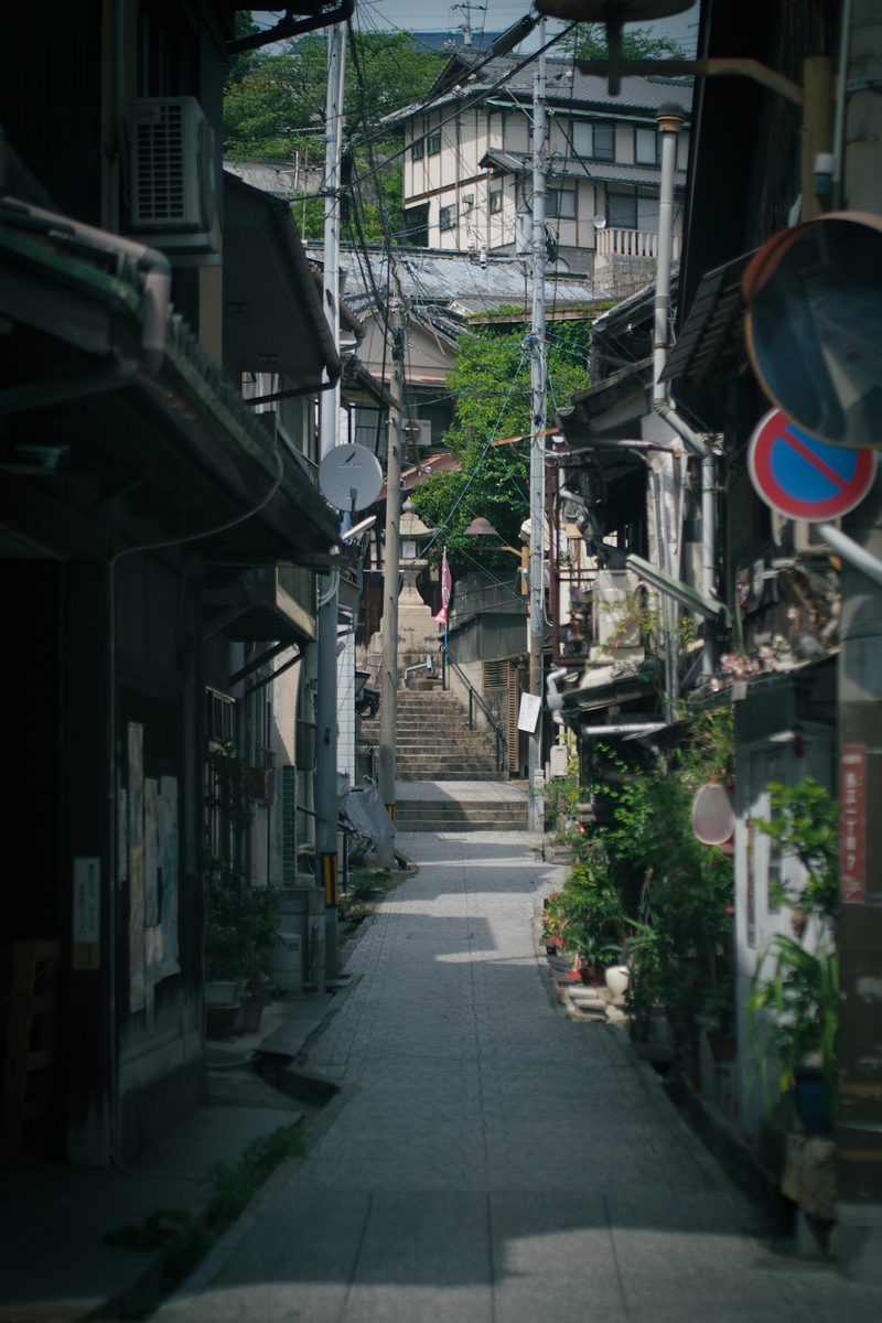 御袖天満宮参道へと続く細い路地。