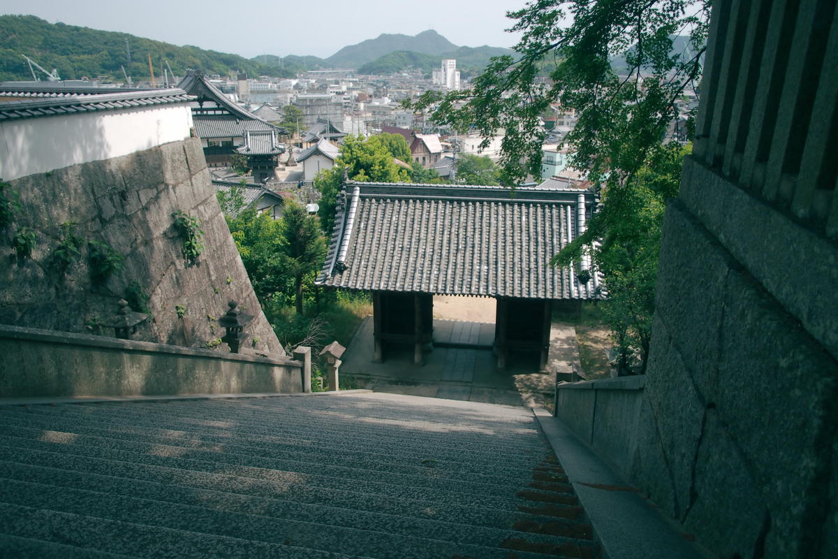 長い石段を上りきった眼下に、入ってきた門が見える。