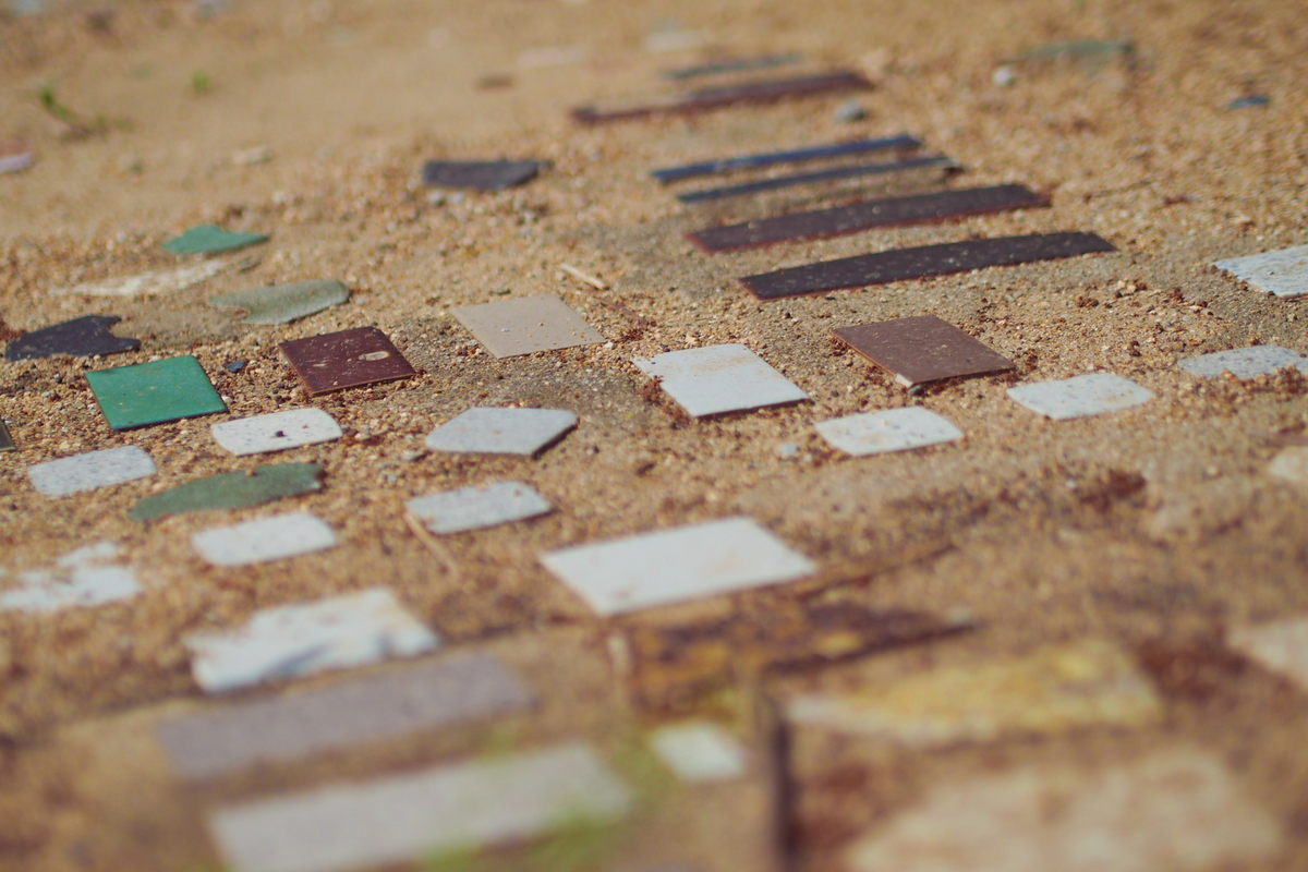 地面に埋め込まれた、小さめのタイルたち。
