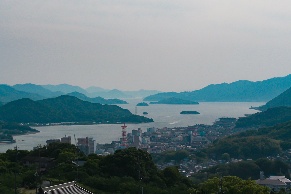 尾道水道を囲い込むように、島々のシルエット。