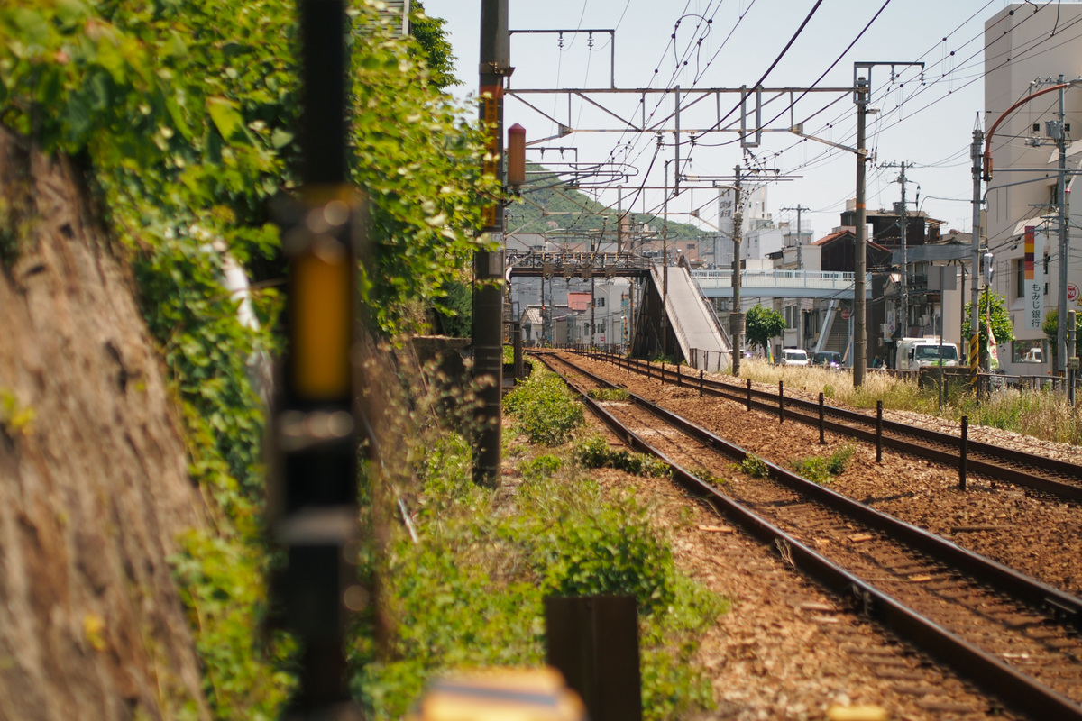 線路を跨いで反対側から翌日撮った写真。スロープの急勾配が際立つ。