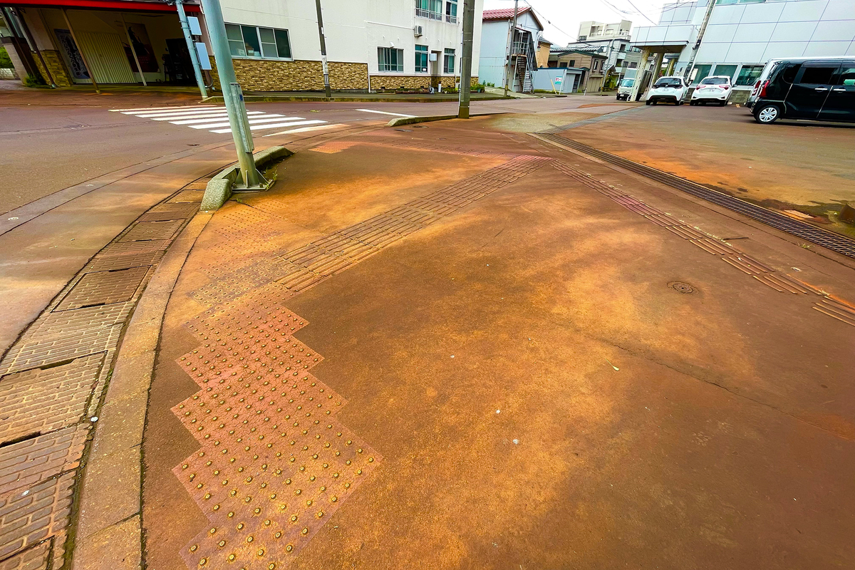 真っ赤に錆びた色の歩道