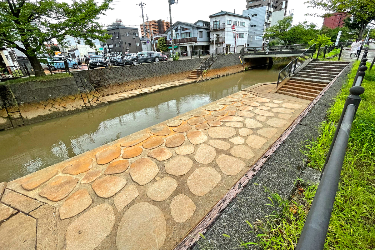 赤茶けた河原