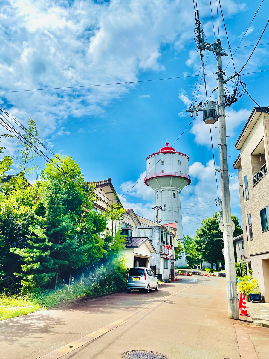 街並みの中に水道タンク