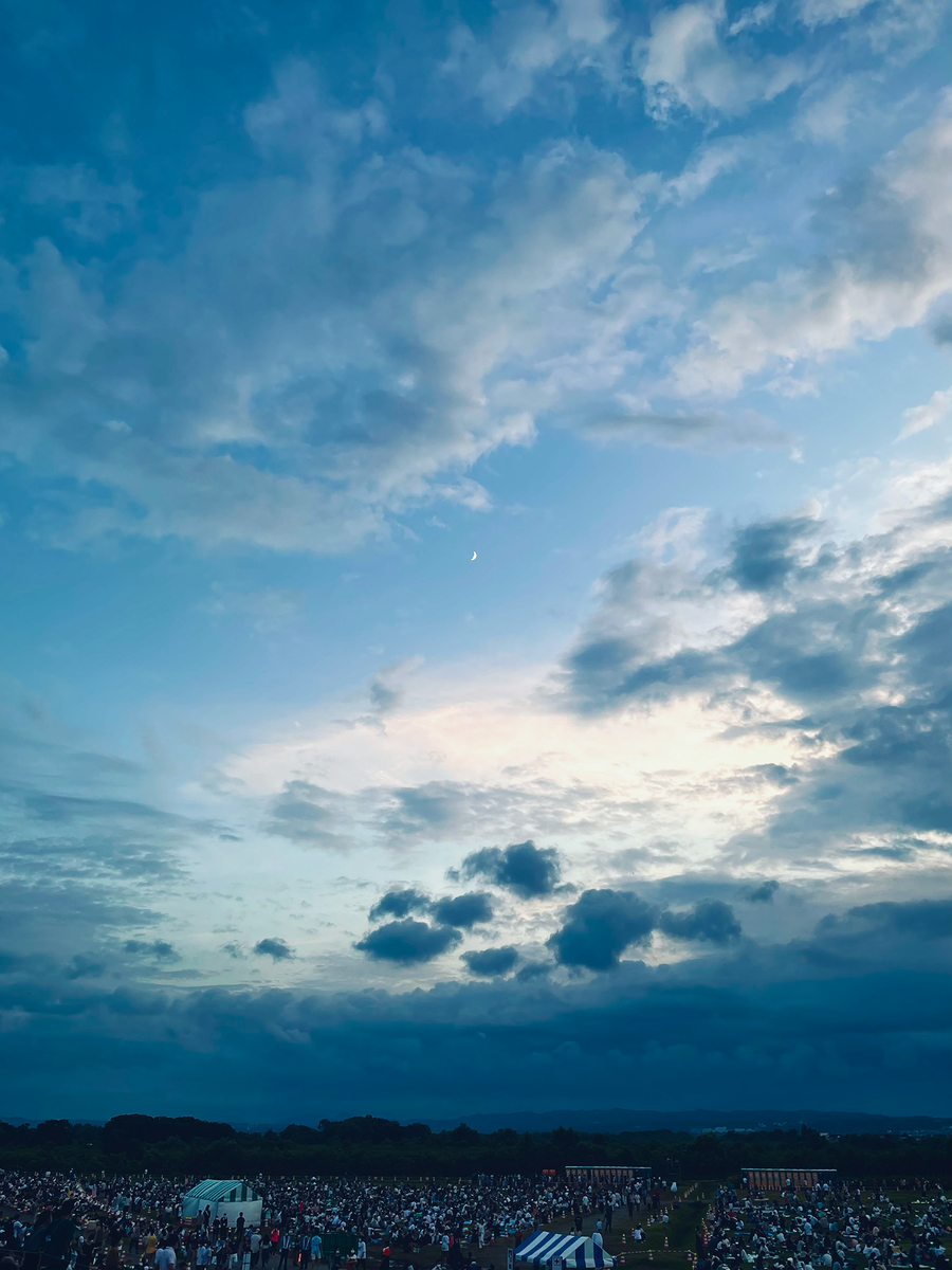 夕暮れ空の真ん中に三日月。