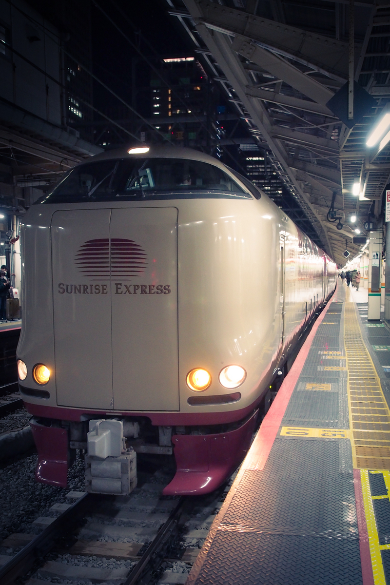 クリーム色と赤紫のツートンカラー、やや丸みを帯びた車両。ヘッドライトも丸い。