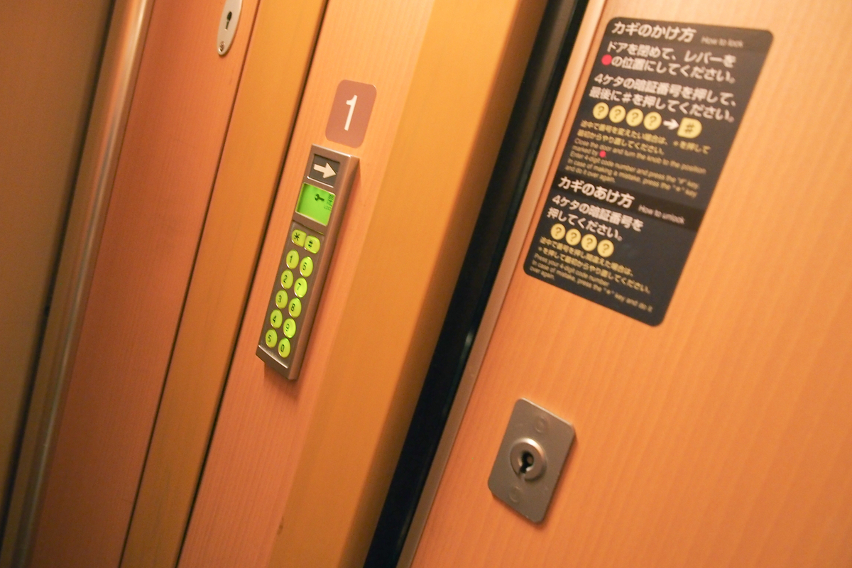 部屋の前に付いている昔の携帯みたいなオートロック。