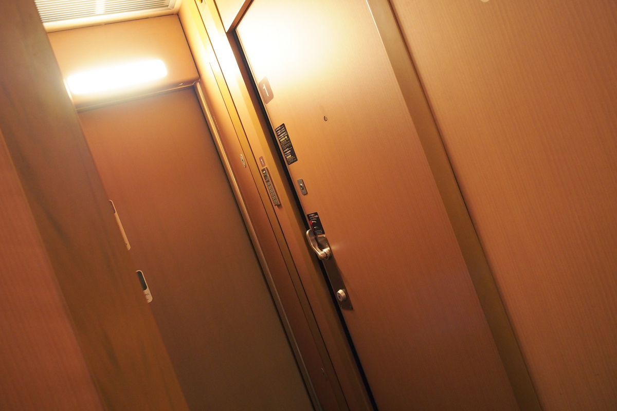 角部屋。閉まった引き戸。
