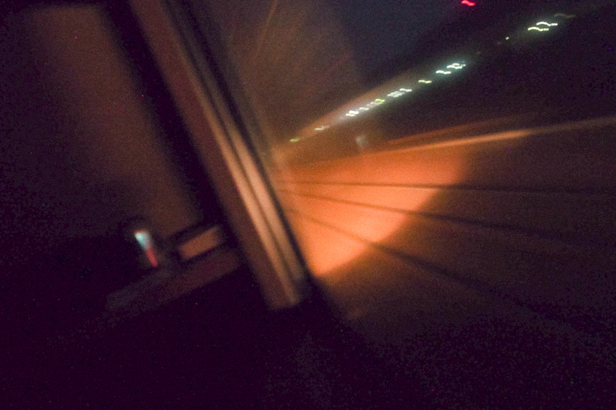 まだ暗い早朝。数メートル先を照らす光が、部屋の窓から見える。