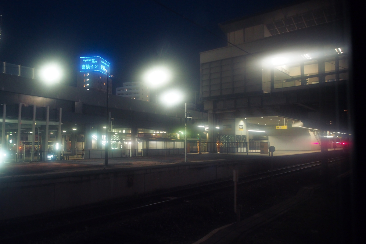 まだ暗い、早朝の駅。