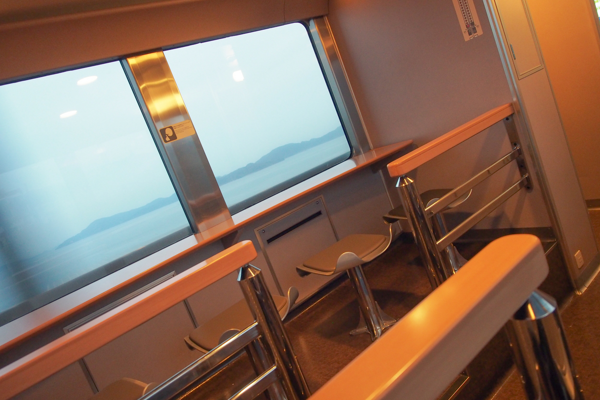 窓向きに5つずつ、左右で計10席のカウンターチェアが設けられたラウンジスペース。