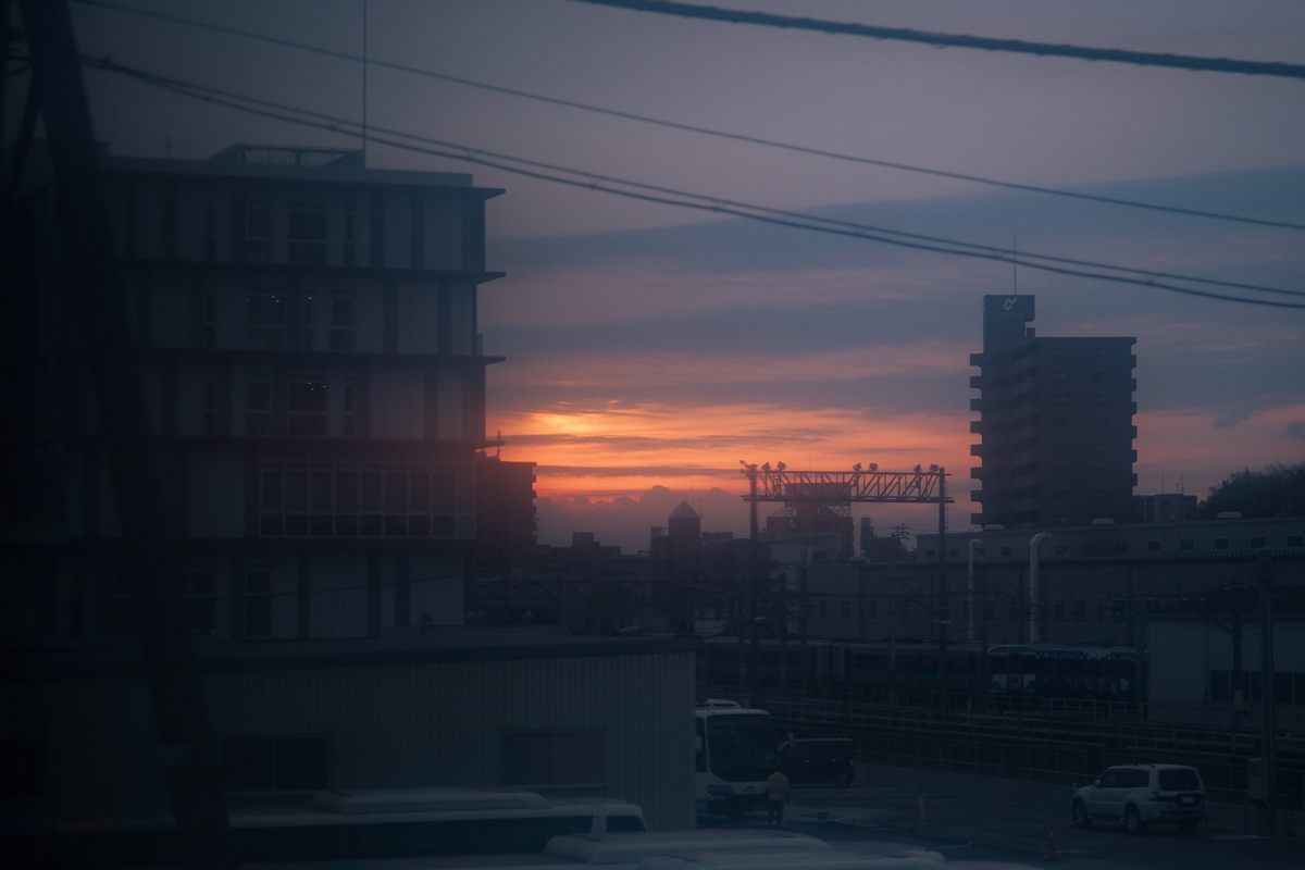 ビルの隙間から朝日が差してきた