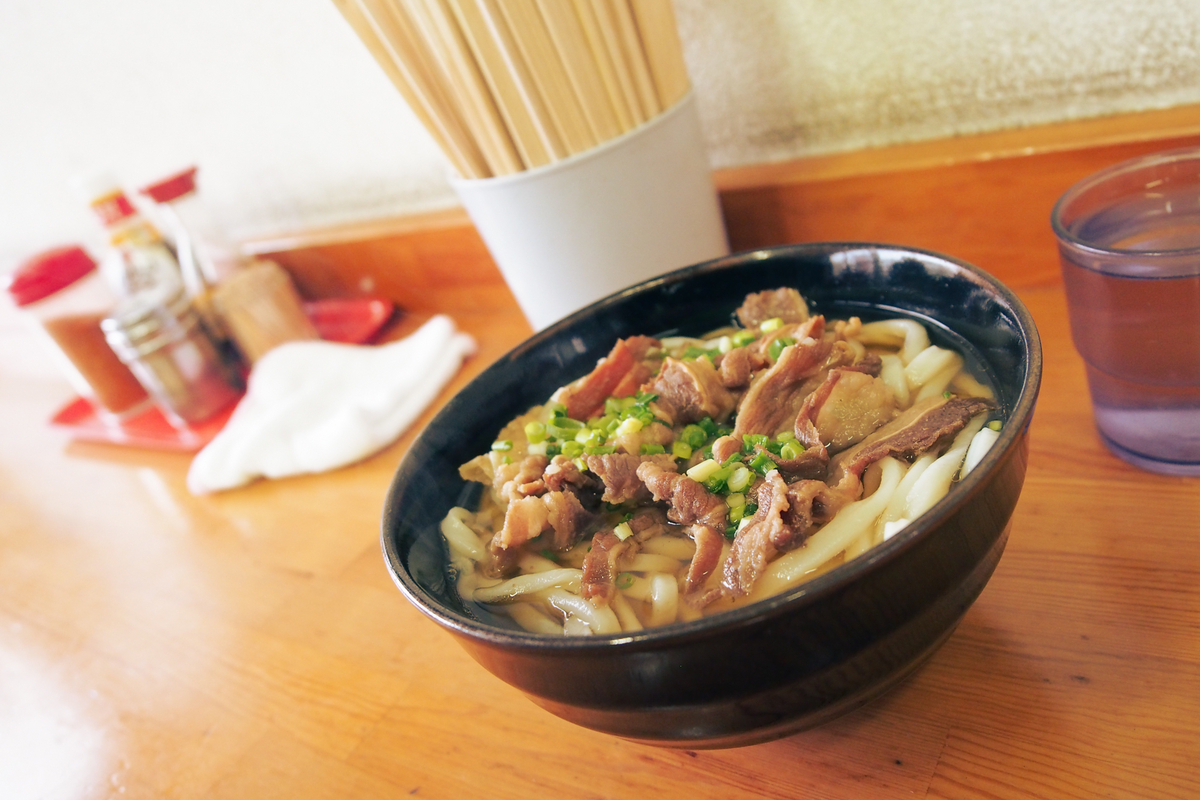 カウンターにうどん