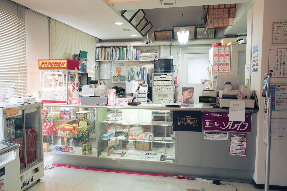古い薬局みたいな雰囲気。ガラスケース内にグッズやお菓子などが並ぶ。