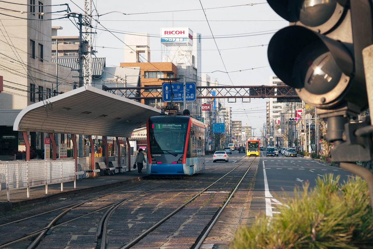 停留所から見た松山の街。道路に線路がある光景は、独特でよい。