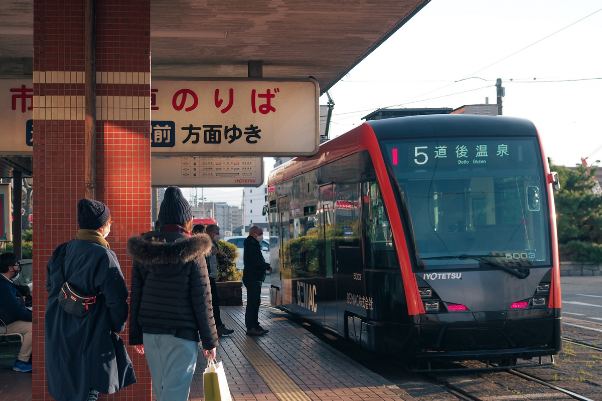 乗るべき路面電車、到着。先程のレトロからは一転、スタイリッシュな黒いボディ。