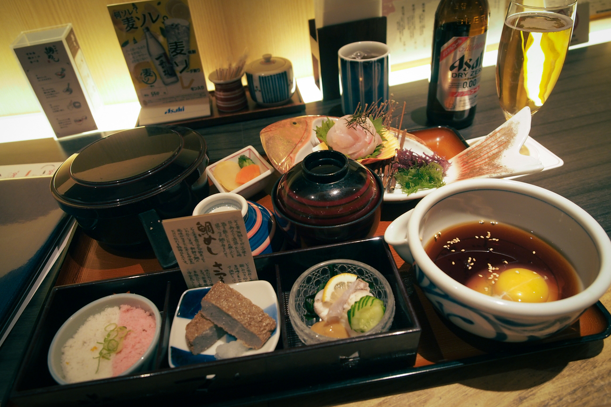 所狭しといろんなものが乗った豪華なお膳です（説明の少なさは食への興味の薄さゆえです）