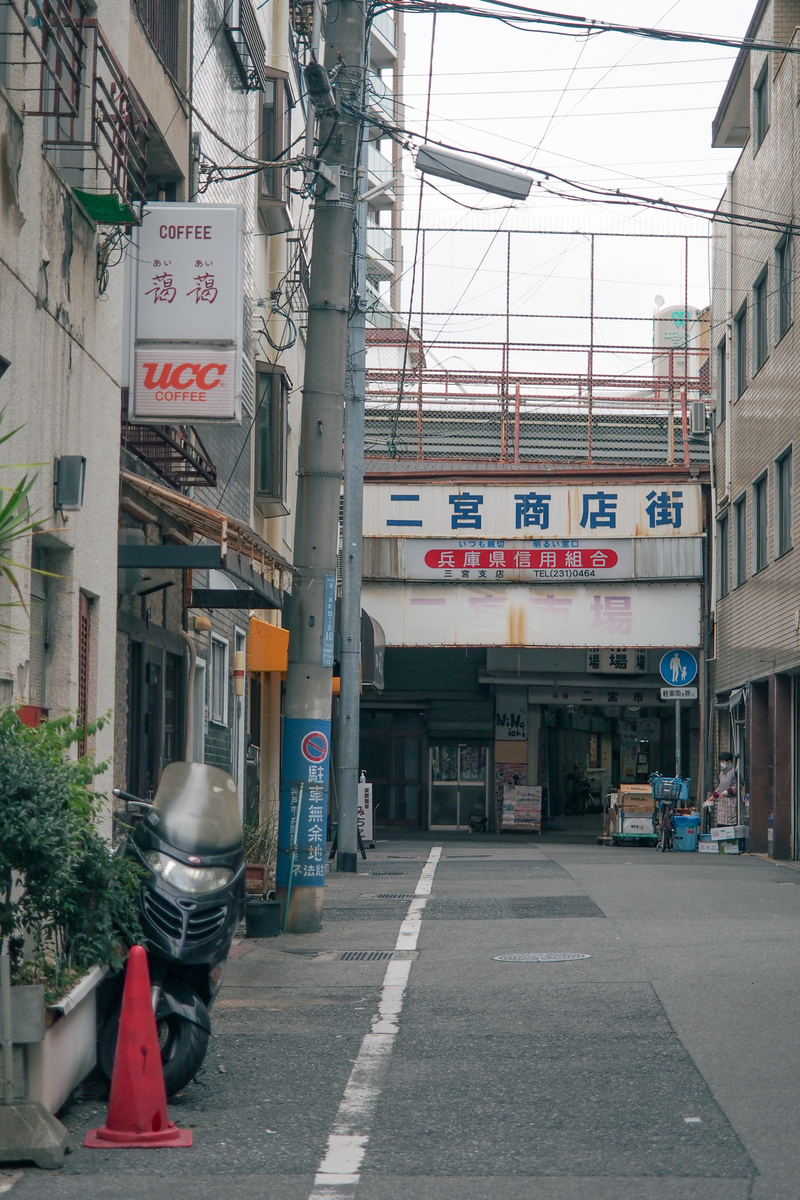 アーケードへと続く路地