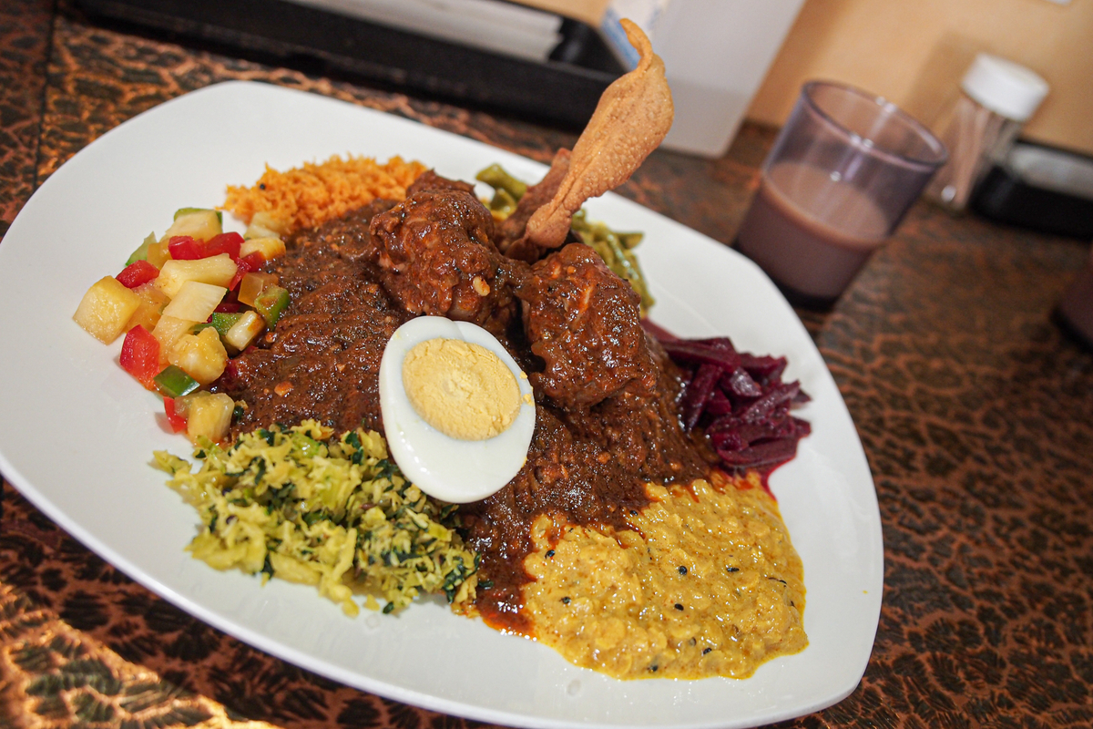 本場のカレーの盛り合わせみたいなワンプレート料理。混ぜる前はカラフルできれい。