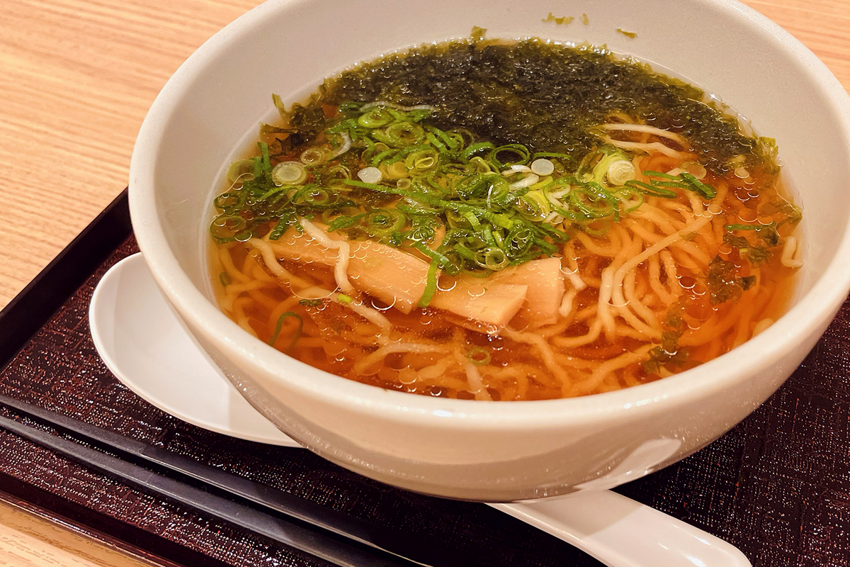 あおさ、ネギ、メンマの乗った、少し脂多めの醤油ラーメン。