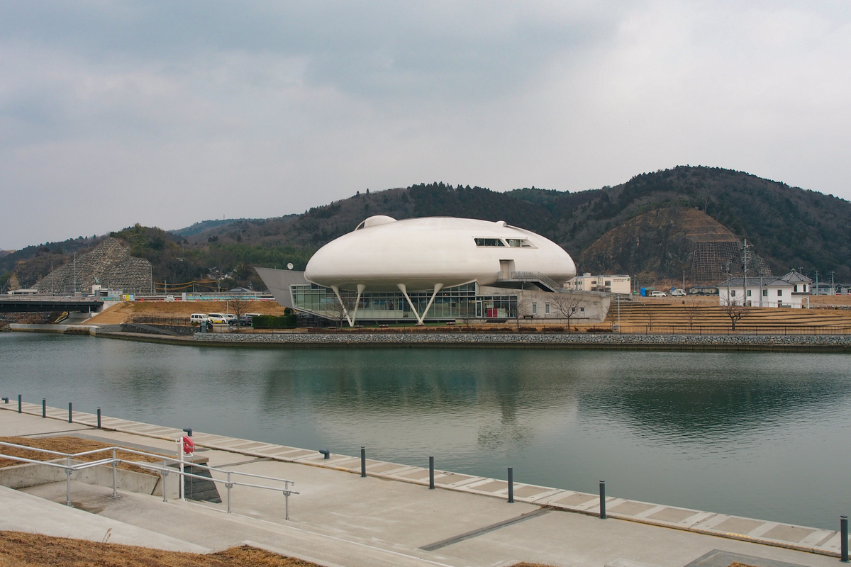 川沿いに建つ、未来的な建物。