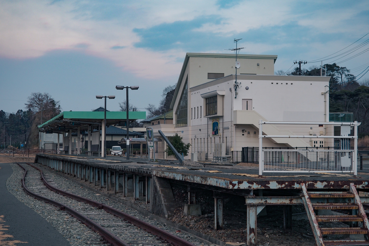 駅舎を改修した伝承館と、そのままの姿で展示されている旧・野蒜駅ホーム。