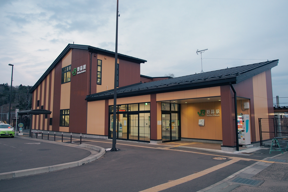 旧駅の外装が白ベースだったのに対し、新駅は茶色系のツートンカラーで塗装されており、だいぶ雰囲気が違う。