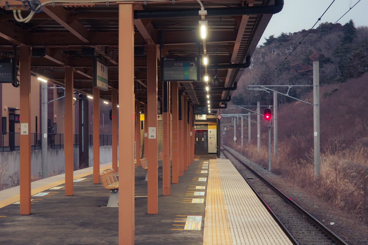 新・野蒜駅のホーム。柱も茶色に塗装されている。