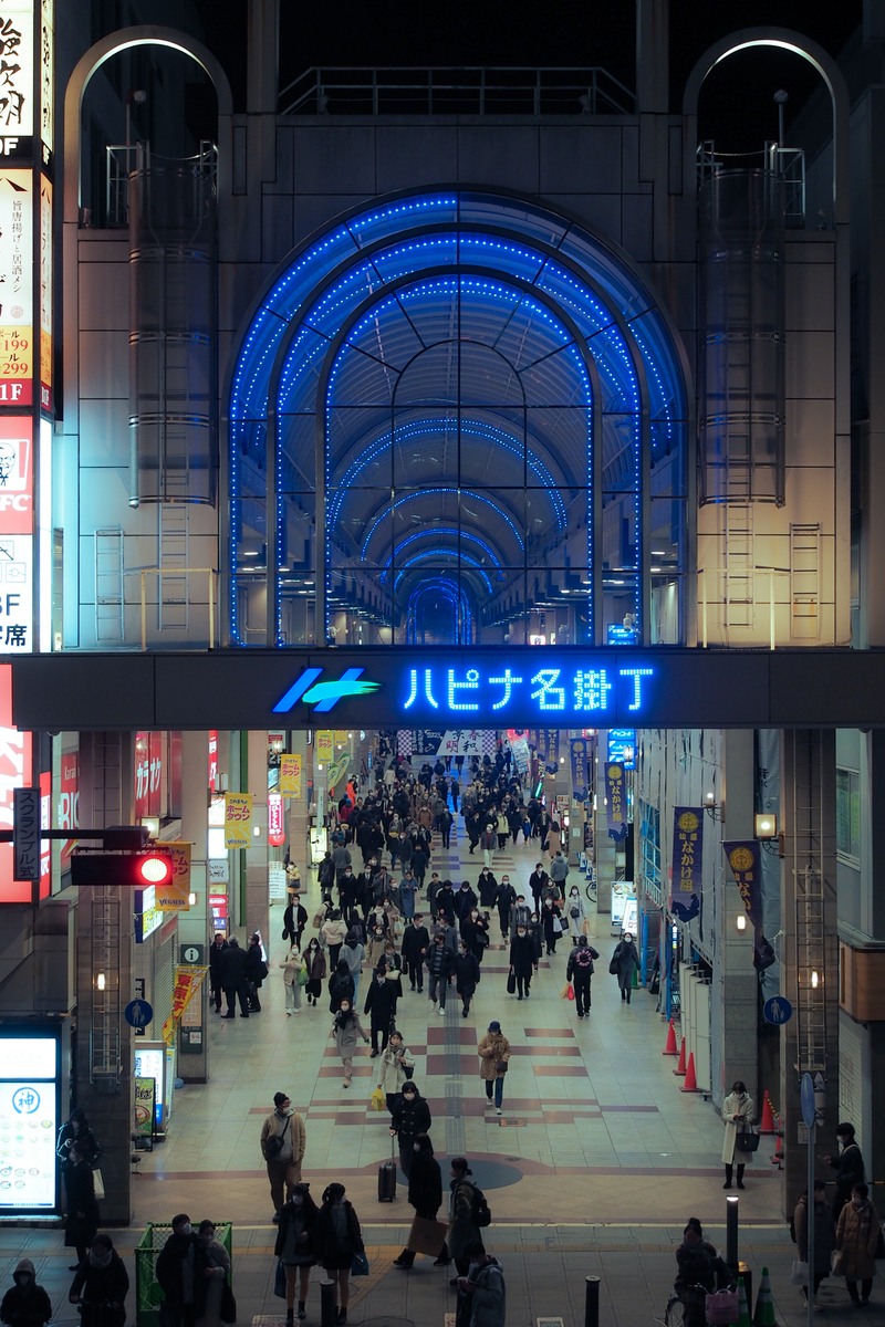 青いLEDで縁取られたアーチが素敵。