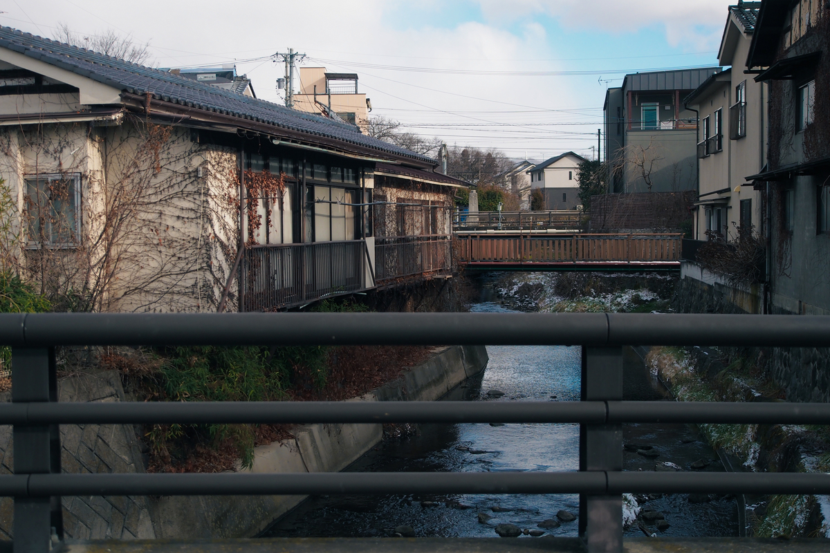 橋の上から見た矢出沢川(やでさわがわ)。こちらは住宅の合間を流れるような小さな川です。