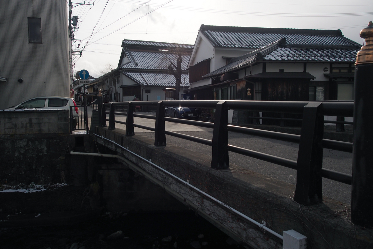 矢出沢川にかかる橋の欄干。