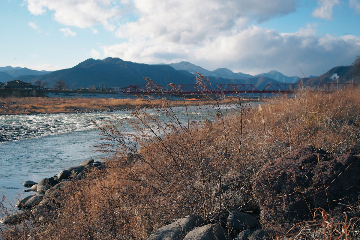 千曲川。とても大きな川で、そこそこ近くまで行ってもまだ水面までは距離があります。