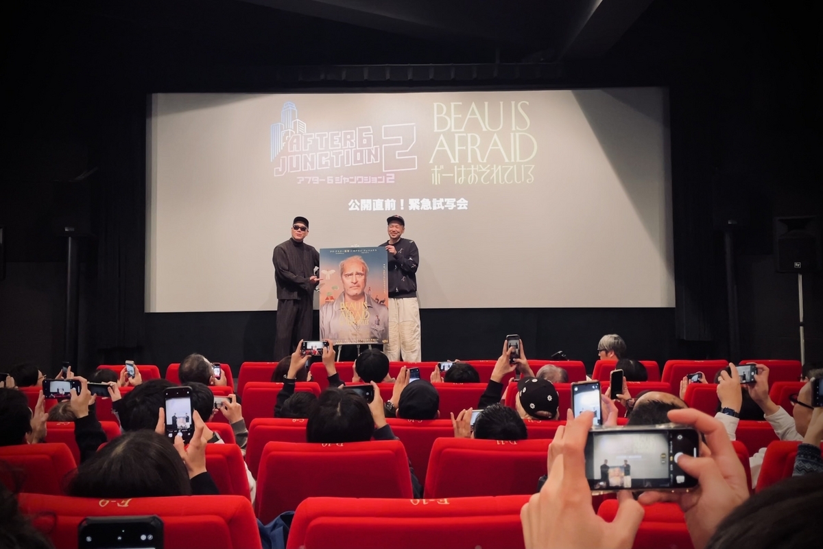 満席の客席から、たくさんのスマホが上がっている。