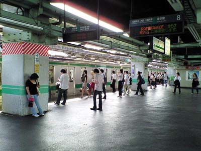 広いホームに人足まばらな休日のJR赤羽駅